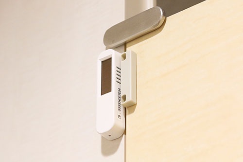 「Toilet IoT」のセンサー部分。長さは数cm程度でトイレのドア上部に設置されているため、よほど注意しないと気が付かない(写真:北山 宏一、以下同)