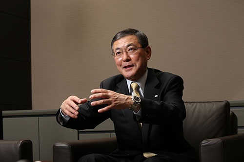 吉永 泰之(よしなが・やすゆき)<br>1954年東京都生まれ。77年3月成蹊大学経済学部卒業、同年4月富士重工業入社。主に国内営業と企画部門を担当する。2005年執行役員/戦略本部副本部長兼経営企画部長、2009年取締役兼専務執行役員/スバル国内営業本部長。2011年6月に社長に就任。「莫妄想」を座右の銘とし、物事の本質を素直に見て、実行することを心がけている。 (撮影:的野 弘路)