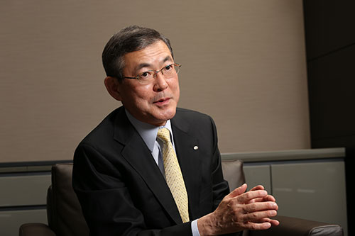 <b>吉永 泰之［よしなが・やすゆき］</b><br/>1954年東京都生まれ。77年3月成蹊大学経済学部卒業、同年4月富士重工業入社。主に国内営業と企画部門を担当する。2005年執行役員／戦略本部副本部長兼経営企画部長、2009年取締役兼専務執行役員／スバル国内営業本部長。2011年6月に社長に就任。「莫妄想」を座右の銘とし、物事の本質を素直に見て、実行することを心がけている。　（撮影：的野 弘路）