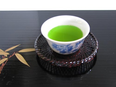 丁寧な所作で入れてくれたものは、お茶ではなく入浴剤だった。