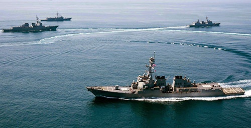 航行の自由作戦に向かう米海軍の駆逐艦「ラッセン」(写真:U.S. Navy/The New York Times/アフロ)