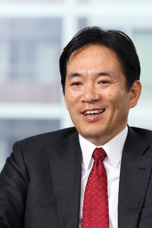 松崎耕介(まつざき・こうすけ)氏 シュナイダーエレクトリック代表取締役。1984年京都大学工学部卒、日本IBM入社。2001年、米IBM上席副社長補佐に就任、ニューヨークでの勤務を経験。2003年、日本IBMストレージ・システム製品事業部長、2008年執行役員、2014年常務執行役員に就任。2014年11月、シュナイダーエレクトリック入社。2015年1月に代表取締役副社長に就任、2015年10月より現職(写真:北山 宏一、以下同)