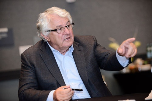 <b>ハッソ・プラットナー(Hasso Plattner)氏</b><br />SAP取締役会議長、チーフ・ソフトウェア・アドバイザー。1944年生まれ。72年、ドイツのヴァルドルフで米IBMの仲間4人と共にSAPを創業。技術者として、基幹製品であるERPソフトの開発を主導し続けた。97年から2003年まで会長兼CEO(最高経営責任者)。カリスマ経営者として、今も社内外で高い人気を誇る。(写真:Andrew Mathenson)