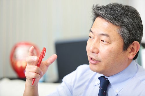 <b>鈴木 健司(すずき・けんじ)</b><br />順天堂大学医学部呼吸器外科学講座主任教授。東京都出身。1990 年防衛医科大学校卒業。95 年国立がんセンター東病院(現:国立がん研究センター東病院)レジデント。99 年国立がんセンター中央病院(現:国立がん研究センター中央病院)呼吸器外科医員、2007 年同病院呼吸器外科医長に就任。08 年から順天堂大学に移り現職。専門は「早期肺がんの診断と治療」「進行肺がんに対する集学的治療」など(写真:鈴木 愛子、以下同)