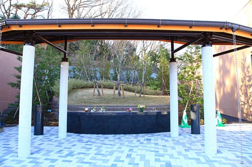 稲城・府中メモリアルパーク(東京都稲城市)内の樹林葬を行うための「樹林式墓地」。直接土に触れるかたちで木の下に遺骨を共同埋葬する。(写真:PIXTA)
