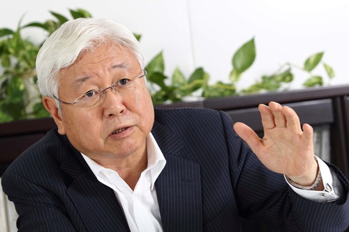 <b>鈴木豊(すずき・ゆかた)氏</b><br />1949年12月東京生まれ、66歳。73年立教大学経済学部経営学科卒業、キユーピー入社。2001年に取締役大阪支店長、その後常務取締役経営企画室管掌などを経て2004年に社長に就任。2011年に同社相談役に退き、2013年から顧問。2014年から山城経営研究所の社長に就任し、翌年キユーピーの顧問を退任した(写真:北山 宏一、以下同)