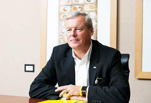 <b>ハルトムート・イエナー会長兼CEO</b><br />1965年生まれ。1991年、独アルフレッド・ケルヒャー入社。2001年同社会長兼CEOに就任。2008年9月、ケルヒャージャパン会長を兼任。(写真:的野 弘路)