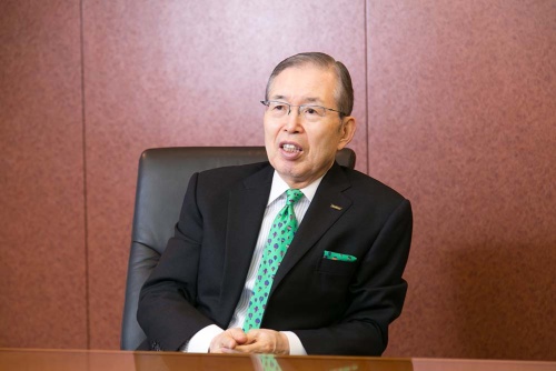 日本電産会長CEO(最高経営責任者)。1944年京都府生まれ。職業訓練大学校を卒業。73年に日本電産を創業し、社長に就任した。ハードディスク向けから車載、家電、商業、産業用モーターまで事業を広げ、世界有数のモーターメーカーに育て上げた。2014年10月から会長兼社長CEO。2018年3月、京都学園理事長、同年6月、会長CEOに。(写真=太田未来子、以下同)