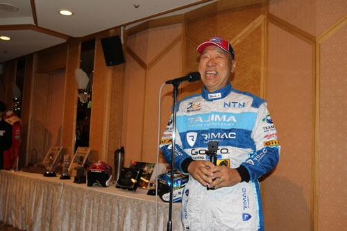 田嶋伸博 (たじま のぶひろ)氏 レースの走りとその風貌から「モンスター田嶋」と呼ばれる。1950年6月28日生まれ。石川県出身。7歳にしてレーシングドライバーになることを決意し、大学生時代にアルバイトからレースの世界に飛び込む。デビュー戦で優勝し、その後、国内ダートトライアル選手権、環太平洋地域の国際ラリー、国際ヒルクライムの3つのカテゴリーのレースに主に参戦。世界で2番目に古い自動車レース「パイクスピーク・インターナショナル・ヒルクライム」には88年から参戦。95年には日本人初の総合優勝、2006年から2011年まで6連覇を果たし、2007年に世界記録を樹立。2011年には「10分の壁」を破った。2012年からは電気自動車に乗り換え、2013年に電気自動車部門優勝。電気自動車として初めて「10分の壁」を破っている。2016年、米国人以外で初めて殿堂入りを果たす。電気自動車普及協会(APEV)の代表理事。「TEAM APEV」としてレースに挑む一方、自動車の開発などを手掛けるタジマモーターコーポレーション会長兼社長でもある。アクションカメラ「GoPro」の日本総代理店も務める。