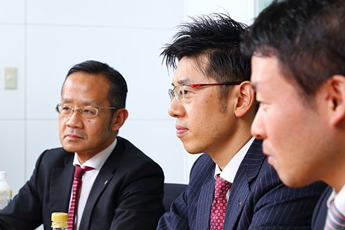 左から松浦端氏(アサヒビール経営企画本部デジタル戦略部部長)、小林伸之氏(アサヒビールマーケティング本部マーケティング第一部担当課長)、土屋俊博氏(NEC経営企画本部主任)。写真は北山 宏一