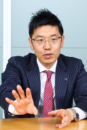 アサヒビールマーケティング本部でマーケティング第一部担当課長を務める小林伸之氏、38歳。中国に7年間赴任して、上海と北京で中小企業診断士のネットワークを立ち上げた(写真は北山 宏一)
