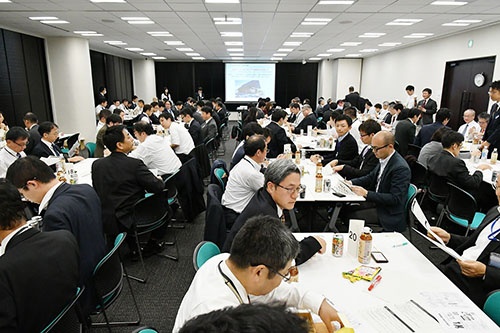 11月10日に開催された企業内診断士会交流会の様子。各社から集まった診断士が様々な課題について話し合った(写真:菊池くらげ)