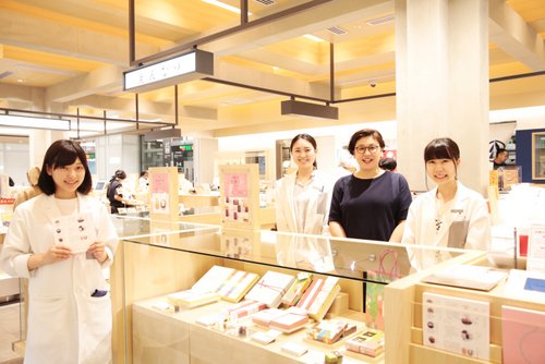 新宿駅新南口駅構内のエキナカに登場した「えんなり」は、全国にある和菓子屋の中から、期間限定で３つのブランドを紹介する直営の和菓子セレクトショップ（写真：鈴木 愛子、以下同）