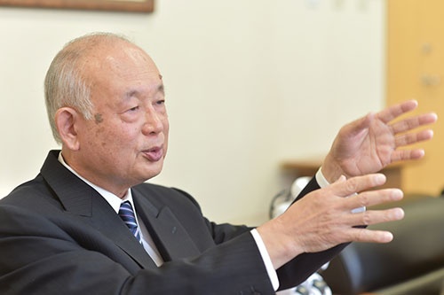 <b>野澤宏(のざわ・ひろし)氏</b><br />1942年生まれ。66年東京電機大学工学部電子工学科卒業後、大明電話工業(現ミライト)勤務を経て、日本電子工学院電子計算部の講師となる。70年、団地の自宅兼事務所で富士ソフトウエア研究所(現富士ソフト)を設立。以後、独立系ソフトウエア開発企業として独自の地位を築く。87年株式を店頭登録。東証2部を経て、98年東証1部に上場。野澤氏は2001年に会長就任、04年会長兼社長、08年会長、11年会長執行役員、12年から現職(写真・菊池一郎)