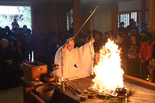月に2度、慈眼寺では塩沼亮潤大阿闍梨による護摩焚きと法話がある