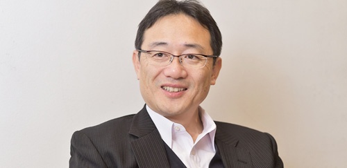 鮫島正洋(さめじま・まさひろ)氏1985年東京工業大学金属工学科卒業後、藤倉電線(現・フジクラ)に入社し、電線材料の開発に従事。91年弁理士試験に合格。92年日本アイ・ビー・エム入社。知的財産マネジメントに従事しながら、司法試験の勉強をし、96年司法試験に合格。97年退社して司法研修所に入所。99年第二東京弁護士会登録、弁護士事務所で働き始める。2004年内田・鮫島法律事務所を開設。近著に、『技術法務のススメ 事業戦略から考える知財・契約プラクティス』(日本加除出版)『知財戦略のススメ コモディティ化する時代に競争優位を築く』(共著、日経BP社)。(写真・菊池一郎)