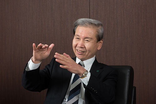 <b>すぎうら・ひろかず</b><br />1950年愛知県生まれ。岐阜薬科大学を卒業後、76年に妻の昭子氏と共に愛知県西尾市に店舗面積16坪のスギ薬局を創業。82年に株式会社化し、社長に就任。2008年に持ち株会社化、09年から現職。地域医療・福祉への貢献などを目的にした公益財団法人杉浦記念財団(昭子氏が理事長)の評議員会長も務める(人物写真:上野英和)