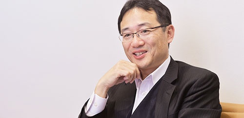 <b>鮫島正洋(さめじま・まさひろ)氏</b><br />1985年東京工業大学金属工学科卒業後、藤倉電線(現・フジクラ)に入社し、電線材料の開発に従事。91年弁理士試験に合格。92年日本アイ・ビー・エム入社。知的財産マネジメントに従事しながら、司法試験の勉強をし、96年司法試験に合格。97年退社して司法研修所に入所。99年第二東京弁護士会登録、弁護士事務所で働き始める。2004年内田・鮫島法律事務所を開設。近著に、『技術法務のススメ 事業戦略から考える知財・契約プラクティス』(日本加除出版)『知財戦略のススメ コモディティ化する時代に競争優位を築く』(共著、日経BP社)。(写真・菊池一郎)