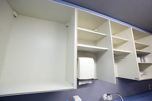 今はがらーんとしている給湯室の戸棚。かつてはゴミ屋敷のようにモノが詰め込まれていたが……(写真:的野弘路)