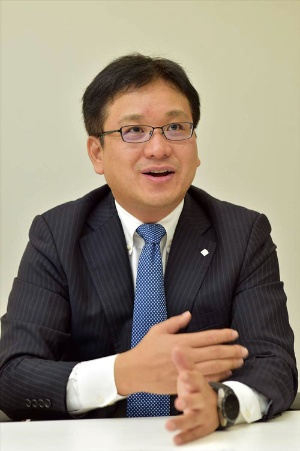 <b>とりごえ・じゅんじ</b><br /> 1973年京都府生まれ。96年早稲田大学商学部卒業後、雪印乳業(当時)入社。相模屋食料の2代目社長、江原寛一氏(現会長)の三女と結婚し、2002年同社入社。04年専務。05年、周囲の反対を押し切って41億円を投じて最新鋭の第三工場を建設し、成長の基盤をつくった。07年社長就任。09年、豆腐業界では初めて売り上げ100億円を突破。熱狂的なガンダムファンで、そのキャラクターにちなんだ「ザクとうふ」を発売、ファンを喜ばせた(写真:菊池一郎)