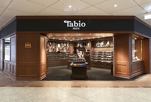 紳士靴下専門店「Tabio MEN」阪急三番街店。「靴下屋」「Tabio」などのブランドで、フランチャイズを含めると全国に約300店舗を展開する
