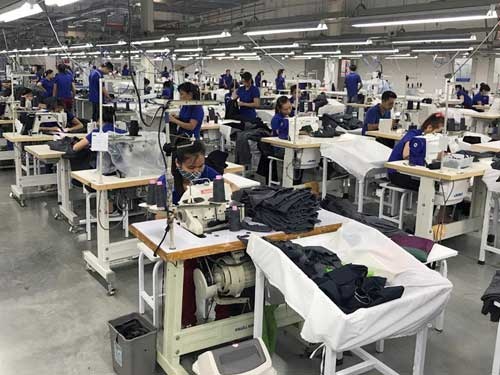 ミシンで縫製している従業員たち。多くの工程で手作業が入るため、作業効率に個人差がある。全員のスキルが高まれば工場の生産性は格段に向上する