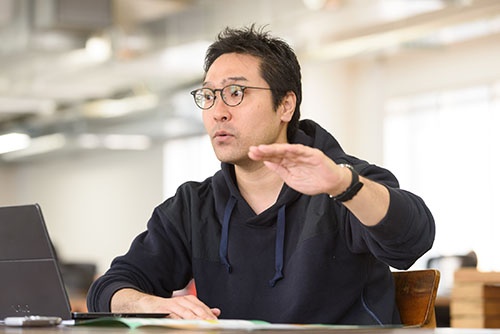 <span class="fontBold">菊池 紳</span>きくち・しん。プラネット・テーブル代表取締役社長。起業家。ビジネス・デザイナー。1979年東京生まれ。大学卒業後、金融機関や投資ファンドなどを経て、2013年に官民ファンドの創立に参画し、農畜水産業や食分野の支援に従事。14年にプラネット・テーブルを設立。「SEND」(17年度グッドデザイン金賞受賞)「SEASONS!」「FarmPay」などITによる新しい食材流通のためのサービスを開発・運営中。起業家を称えるNext Rising Star Award、EY Innovative Startup 2017も受賞している(写真:山本祐之)