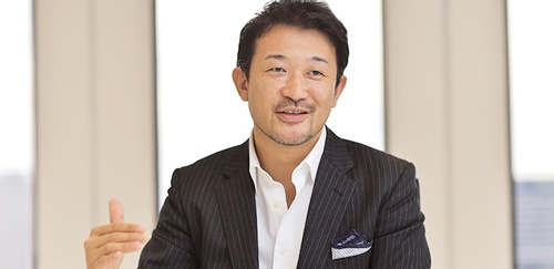 <b>吉松徹郎(よしまつ・てつろう)氏</b> 1972年生まれ。茨城県出身。東京理科大学卒業。96年、アンダーセンコンサルティング(現アクセンチュア)入社。99年、アイスタイルを設立し、社長に就任。同年12月、化粧品口コミサイト「@cosme」をオープン。2000年に株式会社化。ニュービジネス協議会主催「第6回ニュービジネスプランコンテスト」優秀賞、「日経インターネットアワード2002ビジネス部門」日本経済新聞社賞など受賞歴多数。2012年3月に東京証券取引所マザーズに上場。同年11月東証1部へ市場変更。(写真・菊池一郎、以下同)