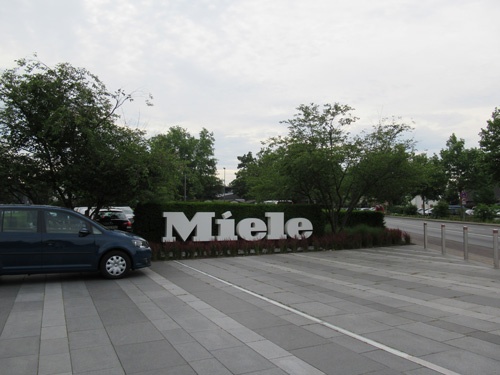 ミーレ本社はハノーバー空港から車で約1時間半、ギュータスローというのどかな街にある