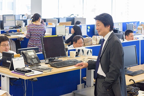 <b>おおた・けんじ</b> チューリッヒ・ライフ・インシュアランス・カンパニー・リミテッド(日本支店)日本における代表者兼最高経営責任者。1963年東京都生まれ。米スタンフォード大学大学院経営学修士(MBA)課程修了。85年ソニーに入社後、92年ジェミニ・コンサルティング・ジャパンに転職。2002年AIGに転職、常務執行役員、06年からAIGイースト・アジア・ホールディングス・マネジメント・インク常務執行役員やリージョナル・バイス・プレジデントを務める。09年からアメリカン・ライフ・インシュアランス・カンパニー日本支店(現メットライフ生命保険)専務執行役員。12年から現職。上の写真は、同社内の社長席。普段、立って執務に当たっている。(写真:山本 祐之)