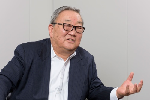 <span class="fontBold">松信 裕(まつのぶ・ひろし)</span> 株式会社有隣堂代表取締役社長。1944年横浜市生まれ。67年慶應義塾大学経済学部卒業後、朝日新聞社入社。同社在職中の87年に有隣堂の非常勤取締役に就任。94年、朝日新聞社退社、有隣堂の常勤取締役に就任。常務取締役、専務取締役を経て、99年から現職。山手英学院理事、神奈川県教科書販売取締役、日本出版販売相談役、文字・活字文化推進機構 評議員、出版文化産業振興財団理事、日本専門店協会副会長等を兼ねる(写真:山本祐之)