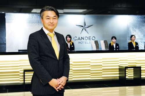 <span class="fontBold">穂積 輝明(ほづみ・てるあき)</span><br />カンデオ・ホスピタリティ・マネジメント代表取締役会長兼社長。1972年京都生まれ。99年、京都大学大学院工学研究科修了後、スペースデザイン入社。開発直営型のサービスアパートメントやサービスオフィスの事業の立ち上げに携わる。2003年クリード入社。ホテル開発事業・新規事業の立ち上げなどを経験。05年カンデオ・ホスピタリティ・マネジメントを創業し代表取締役社長に就任。12年、MBOにより独立。現在、建設中も含め国内25ホテル4500室を展開中。『日経ビジネス』が実施した満足度ランキングホテル編ビジネスホテルの部で12年と17年の2回連続日本一を獲得(調査は5年に1度)