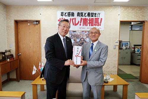 東日本大震災で長岡に避難してきていた南相馬市の市民との縁が続いている。同市の子供たちと商品を開発したり、義援金を贈呈したりしている