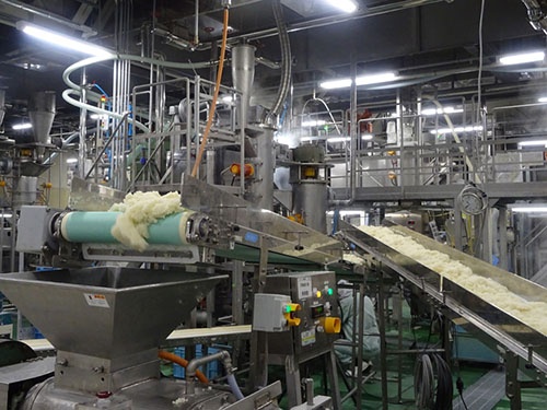岩塚製菓では、良質の国産米を加工、米菓に仕上げている。40年前に台湾の旺旺企業集団がこの生産技術に目を見張り、岩塚製菓と提携後、中国に米菓市場を創り出した