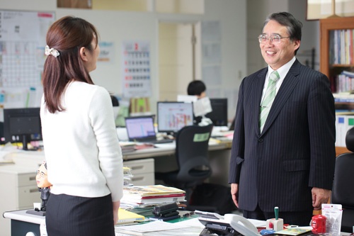 挨拶は相手の目を見て、笑顔で交わすのが社内のルール(写真:鈴木愛子)