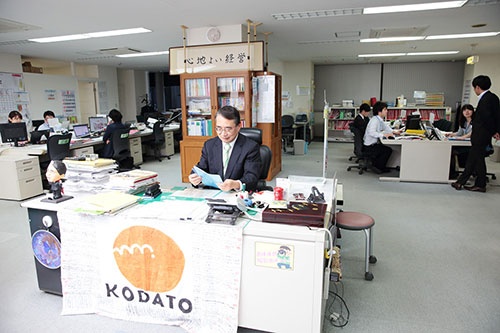 事務所に入ると、目の前に古田土代表の机がある。笑顔でお客、そしてスタッフを出迎える（写真:鈴木愛子）