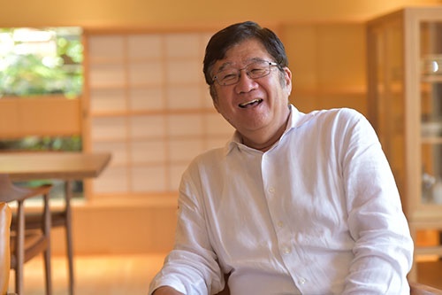 大林豁史(おおばやし・ひろふみ)氏: 1944年東京都生まれ。69年東京大学経済学部卒業後、日興証券を経て、73年ショウサンレストラン企画を設立(78年に日本レストランシステムに社名変更)、79年に社長、2005年会長。07年にドトールコーヒーと経営統合し、ドトール・日レスホールディングス会長に就任、現在は、ドトール・日レスホールディングス会長、子会社の日本レストランシステム会長兼社長。(写真・菊池一郎、以下同じ)