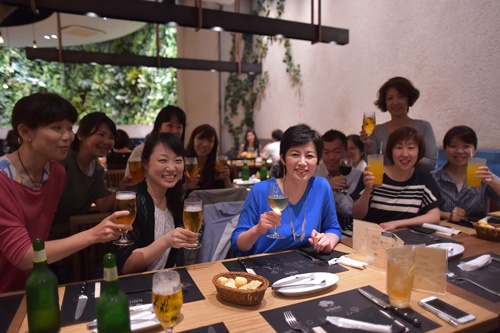 本社社員と打ち上げ。女性社員が全体の約85%を占める(写真:菊池一郎)