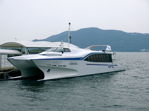 <span class="fontBold">2000年代に導入した高速艇。流線形のデザインで話題となったが、乗車定員が少ないなどの課題があった</span>