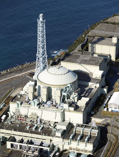 <b>福井県敦賀市にある高速増殖炉原型炉のもんじゅ。2010年に運転を停止して以来、再稼働に対する地元の期待もあったが、廃炉が決まった</b>（写真=共同通信）