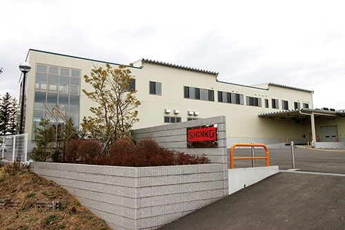 <b>宮城県登米市の誘致を受け小学校跡地に、建設していたシンコーの新工場。稼働すれば売上高40億円、従業員100人規模の工場になる予定で、地元の期待も大きかった</b>
