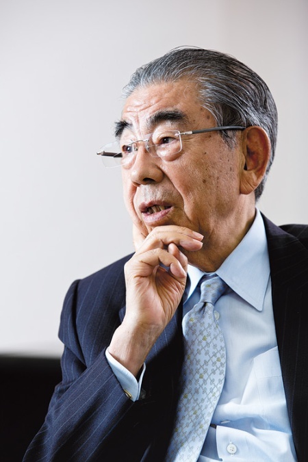 <b>鈴木敏文氏［すずき・としふみ］</b>1932年12月、長野県生まれ。中央大学経済学部を卒業後、東京出版販売（現トーハン）入社。63年にイトーヨーカ堂へ転職。73年にヨークセブン（現セブン‐イレブン・ジャパン）を設立し、コンビニエンスストアを日本に広めた。コンビニに銀行ATMを置くなど、常識にとらわれない改革を実施。2016年5月にセブン＆アイ・ホールディングス会長兼CEO（最高経営責任者）から名誉顧問に退いた。人生観は「変化対応」。（写真＝的野 弘路）