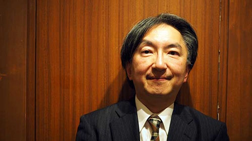 <b>片山 杜秀(かたやま・もりひで)氏</b><br />音楽評論家、政治思想史研究者、慶應義塾大学法学部教授。1963年生まれ。近著は『<a href="http://www.amazon.co.jp/gp/product/4087208656/ref=as_li_tf_tl?ie=UTF8&tag=n094f-22&linkCode=as2&camp=247&creative=1211&creativeASIN=4591128601" target="_blank">近代天皇論 ──「神聖」か、「象徴」か</a>』(集英社新書)、『<a href="http://www.amazon.co.jp/gp/product/4166611119/ref=as_li_tf_tl?ie=UTF8&tag=n094f-22&linkCode=as2&camp=247&creative=1211&creativeASIN=4591128601" target="_blank">大学入試問題で読み解く 「超」世界史・日本史</a>』(文春新書)。著書に『<a href="http://www.amazon.co.jp/gp/product/4903951049/ref=as_li_tf_tl?ie=UTF8&tag=n094f-22&linkCode=as2&camp=247&creative=1211&creativeASIN=4591128601" target="_blank">音盤考現学</a>』『<a href="http://www.amazon.co.jp/gp/product/4903951073/ref=as_li_tf_tl?ie=UTF8&tag=n094f-22&linkCode=as2&camp=247&creative=1211&creativeASIN=4591128601" target="_blank">音盤博物誌</a>』『クラシック迷宮図書館(<a href="http://www.amazon.co.jp/gp/product/4903951278/ref=as_li_tf_tl?ie=UTF8&tag=n094f-22&linkCode=as2&camp=247&creative=1211&creativeASIN=4591128601" target="_blank">正</a>・<a href="http://www.amazon.co.jp/gp/product/4903951294/ref=as_li_tf_tl?ie=UTF8&tag=n094f-22&linkCode=as2&camp=247&creative=1211&creativeASIN=4591128601" target="_blank">続</a>)』『<a href="http://www.amazon.co.jp/gp/product/4903951588/ref=as_li_tf_tl?ie=UTF8&tag=n094f-22&linkCode=as2&camp=247&creative=1211&creativeASIN=4591128601" target="_blank">線量計と機関銃</a>』『<a href="http://www.amazon.co.jp/gp/product/4903951715/ref=as_li_tf_tl?ie=UTF8&tag=n094f-22&linkCode=as2&camp=247&creative=1211&creativeASIN=4591128601" target="_blank">現代政治と現代音楽</a>』(以上アルテスパブリッシング)、『<a href="http://www.amazon.co.jp/gp/product/4309274781/ref=as_li_tf_tl?ie=UTF8&tag=n094f-22&linkCode=as2&camp=247&creative=1211&creativeASIN=4591128601" target="_blank">クラシックの核心:バッハからグールドまで</a>』(河出書房新社)、『<a href="http://www.amazon.co.jp/gp/product/410603705X/ref=as_li_tf_tl?ie=UTF8&tag=n094f-22&linkCode=as2&camp=247&creative=1211&creativeASIN=4591128601" target="_blank">未完のファシズム</a>』(新潮選書)、『<a href="http://www.amazon.co.jp/gp/product/4062583968/ref=as_li_tf_tl?ie=UTF8&tag=n094f-22&linkCode=as2&camp=247&creative=1211&creativeASIN=4591128601" target="_blank">近代日本の右翼思想</a>』(講談社選書メチエ)、『<a href="http://www.amazon.co.jp/gp/product/4163734902/ref=as_li_tf_tl?ie=UTF8&tag=n094f-22&linkCode=as2&camp=247&creative=1211&creativeASIN=4591128601" target="_blank">ゴジラと日の丸</a>』(文藝春秋)、『<a href="http://www.amazon.co.jp/gp/product/4106105004/ref=as_li_tf_tl?ie=UTF8&tag=n094f-22&linkCode=as2&camp=247&creative=1211&creativeASIN=4591128601" target="_blank">国の死に方</a>』(新潮新書)ほか、共著書多数。朝日新聞、産経新聞、「レコード芸術」、「CDジャーナル」等で音楽評を執筆。2006年、京都大学人文科学研究所から人文科学研究協会賞を、2008年、『音盤考現学』『音盤博物誌』が第18回吉田秀和賞、第30回サントリー学芸賞をそれぞれ受賞。『未完のファシズム』が2012年度司馬遼太郎賞受賞