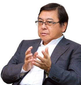 清水 洋史(しみず・ひろし)不二製油グループ本社社長 1977年同志社大学卒業、不二製油入社、油脂販売部に配属。89年蛋白事業本部企画室、91年大豆多糖類事業化推進プロジェクト、その後新素材事業部長兼販売部長、食品機能剤事業部長を経て2004年、取締役就任。13年に代表取締役社長就任、2015年より現職。(写真=今 紀之)