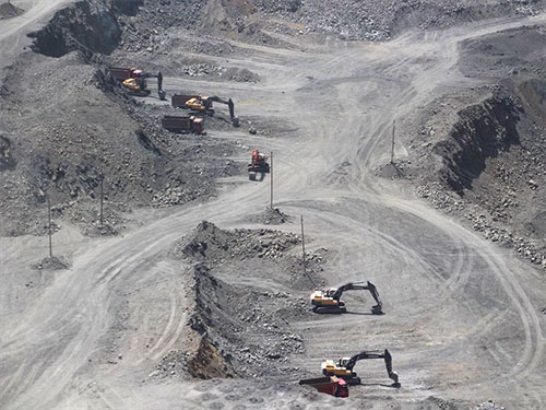 中国のレアアース採掘現場。露天掘りで環境負荷が高い