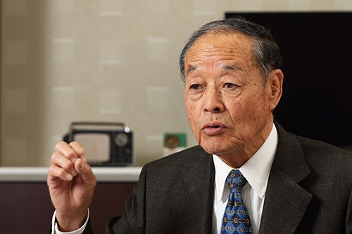 <b>大曽根幸三(おおそね・こうぞう)氏。</b><br/>1933年生まれ。56年日本大学工学部卒業後、ミランダカメラに入社。61年にソニー入社。一貫してオーディオ分野を担当し続け、カセットテープからMDまで、一連のウォークマンシリーズの開発を手掛けた。89年に常務、90年に専務、94~96年まで副社長。2000年にアイワ会長へ就任。2002年にアイワ会長を退任した。(撮影:北山 宏一、以下同)