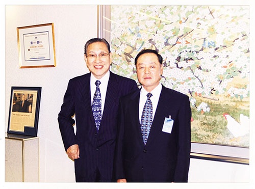 大賀典雄氏(左)がソニーの社長、大曽根幸三氏(右)が副社長をしていた頃、ソニーの旧本社で撮影された写真