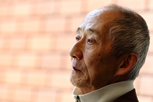 土井利忠(どい・としただ)氏。1942年、兵庫県生まれ。64年東京工業大学電子工学科を卒業、ソニー入社。工学博士(東北大学)、名誉博士(エジンバラ大学)。デジタルオーディオ研究開発プロジェクトマネジャーとして、蘭フィリップスと共同でのCDを開発するプロジェクトや、ワークステーション「NEWS」の開発などを担当。AIBOやQRIOといったロボット開発などの責任者も務めた。87年にスーパーマイクロ事業本部本部長。1988年にソニーコンピュータサイエンス研究所長。2000年にソニーの業務執行役員上席常務に就任。2004年にソニー・インテリジェンス・ダイナミクス研究所社長。2006年にソニーグループを離れる。現在は、中小中堅企業などへ経営を指南する「天外塾」を主催しながら、医療改革、教育改革にも取り組む。「天外伺朗」というペンネームでの著書多数(撮影:北山 宏一)