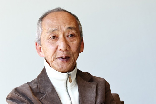 <b>土井利忠(どい・としただ)氏</b><br /> 1942年、兵庫県生まれ。64年東京工業大学電子工学科を卒業、ソニー入社。工学博士(東北大学)、名誉博士(エジンバラ大学)。デジタルオーディオ研究開発プロジェクトマネジャーとして、蘭フィリップスと共同でのCDを開発するプロジェクトや、ワークステーション「NEWS」の開発などを担当。AIBOやQRIOといったロボット開発などの責任者も務めた。87年にスーパーマイクロ事業本部本部長。1988年にソニーコンピュータサイエンス研究所長。2000年にソニーの業務執行役員上席常務に就任。2004年にソニー・インテリジェンス・ダイナミクス研究所社長。2006年にソニーグループを離れる。現在は、中小中堅企業などへ経営を指南する「天外塾」を主催しながら、医療改革、教育改革にも取り組む。「天外伺朗」というペンネームでの著書多数(撮影:北山 宏一)