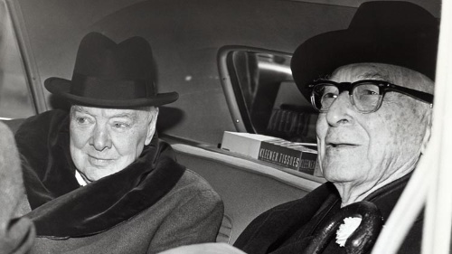 ウィンストン・チャーチル（左）。右はフランクリン・ルーズヴェルト米国大統領の顧問を務めたバーナード・バルーク